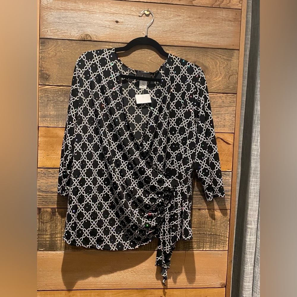 Surplice Top Black Chain Link Pattern Top with some sparkle !  Size 1X NWT